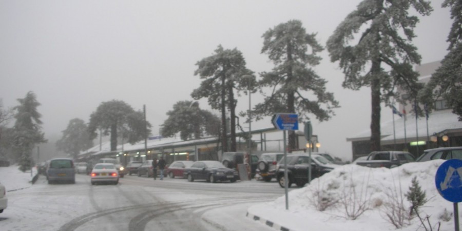 ΚΥΠΡΟΣ: Βαριά χιονόπτωση στα ορεινά, κλειστοί δρόμοι και συστάσεις της Αστυνομίας 