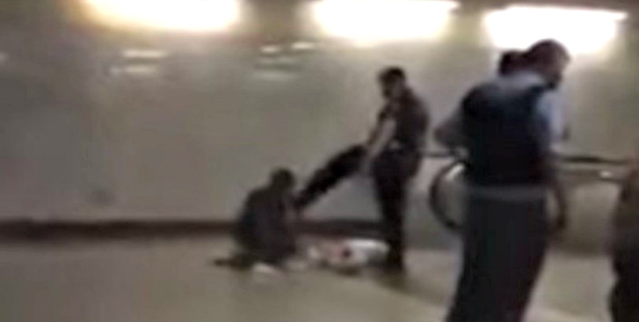 ΕΛΛΑΔΑ: Αστυνομικός κλωτσάει ανήμπορο άνδρα με γύψο και πατερίτσες - 'Έχω σπασμένο πόδι, με 5 χειρουργεία' 'Μάζεψε τα και φύγε σου λέω!' -VIDEO