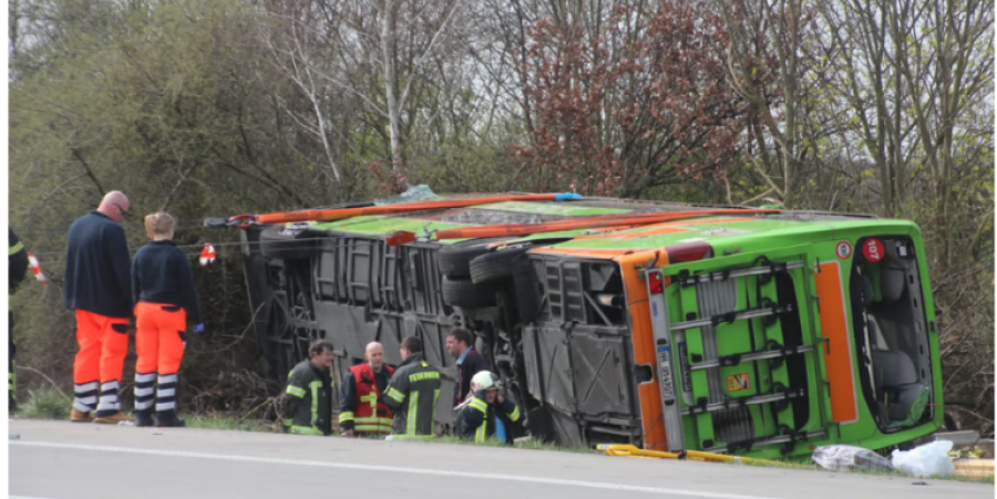 Γερμανία: Πολύνεκρο δυστύχημα με λεωφορείο - Παρεκτράπηκε της πορείας του και ανατράπηκε