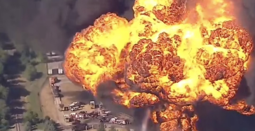 Τρόμος στο Ιλινόι: Τεράστια έκρηξη σε εργοστάσιο χημικών - Πυρκαγιές και εκκένωση εκατοντάδων σπιτιών