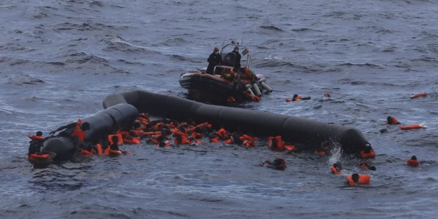 Τρεις άνθρωποι πνίγηκαν και 27 τραυματίστηκαν στις ΗΠΑ όταν σκάφος που μετέφερε παράτυπους μετανάστες βυθίστηκε