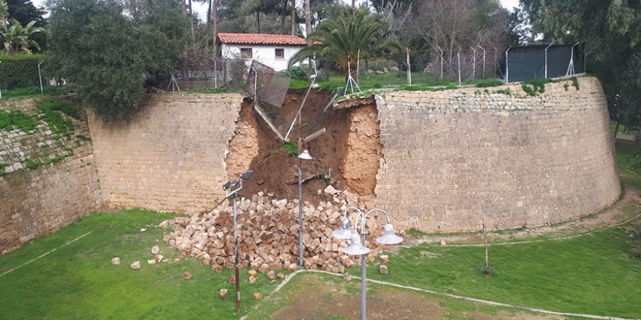 Κατέρρευσε μέρος των ιστορικών τειχών στην κατεχόμενη Αμμόχωστο