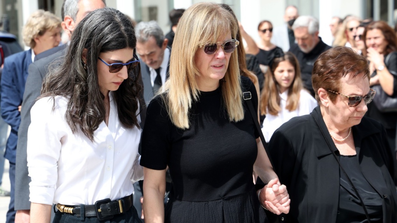 Η αγκαλιά της Μαρίνας Ψάλτη στην Ξένια Καλογεροπούλου στην κηδεία του Γιάννη Φέρτη - Πλήθος καλλιτεχνών στο τελευταίο «αντίο» στον ηθοποιό 