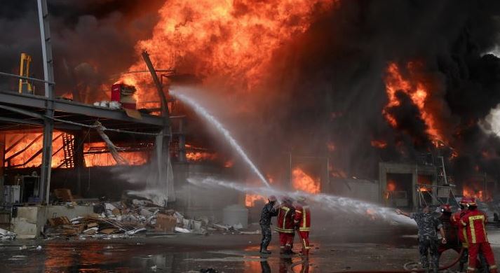 Πυρκαγιά σε αποθήκη στο λιμάνι της Βηρυτού, ένα μήνα μετά την καταστροφική έκρηξη