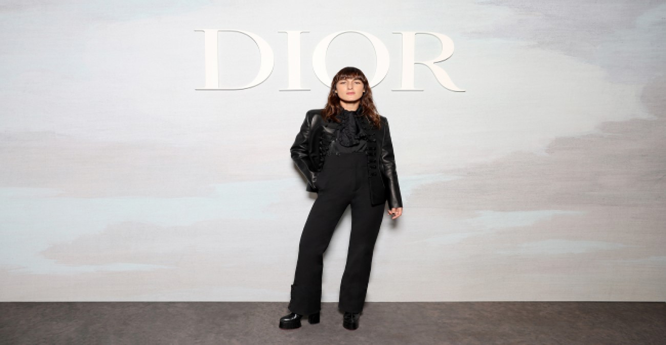 Juliette Armanet: Τραγουδάει για την νέα καμπάνια του Dior - Δείτε το βίντεο