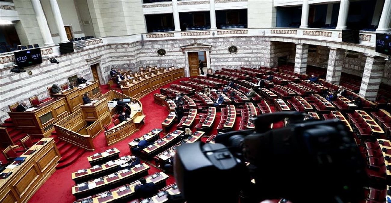 «Μαλλιά-κουβάρια» στη Βουλή των Ελλήνων για τη δήλωση Κασσελάκη για τα κατεχόμενα - Άγριος καυγάς Άδωνη, Πλεύρη και Τζάκρη