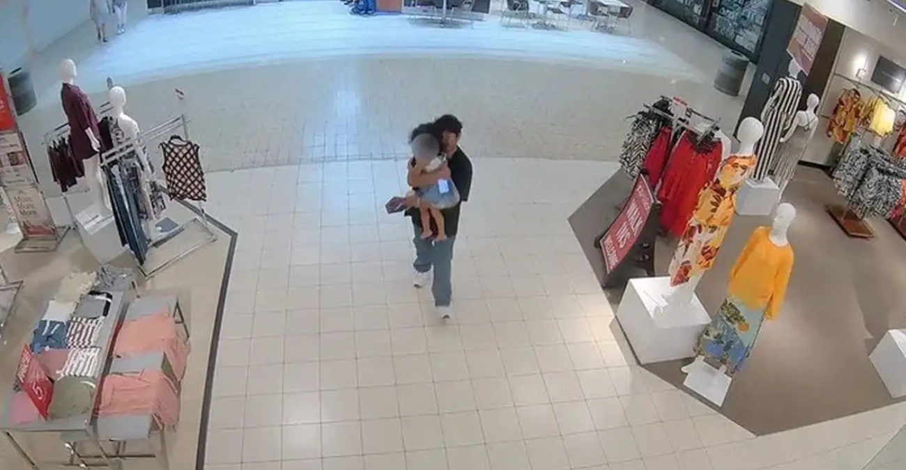 Συγκλονιστικό βίντεο: Ανδρας αρπάζει 3χρονο κοριτσάκι σε mall στη Βιρτζίνια – Τον πρόλαβε η μητέρα