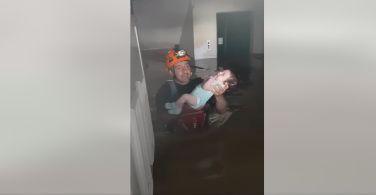 Συγκλονίζει ο απεγκλωβισμός μωρού από πλημμυρισμένο σπίτι στη Θεσσαλία – «Έλα να το πάρει η μαμά στην αγκαλιά»
