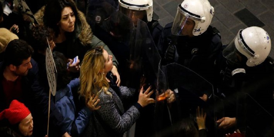 Τουρκία: Η αστυνομία «τίμησε» τις γυναίκες με βροχή δακρυγόνων - ΦΩΤΟΓΡΑΦΙΕΣ