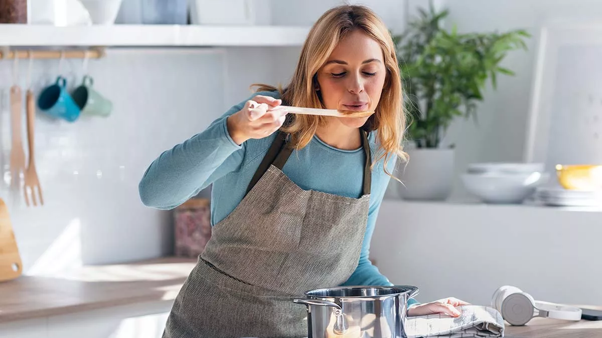 Νόσος Crohn: Το πότε τρώμε είναι εξίσου σημαντικό με το τι καταναλώνουμε – 50% μείωση δυσφορίας με έξυπνο timing γευμάτων