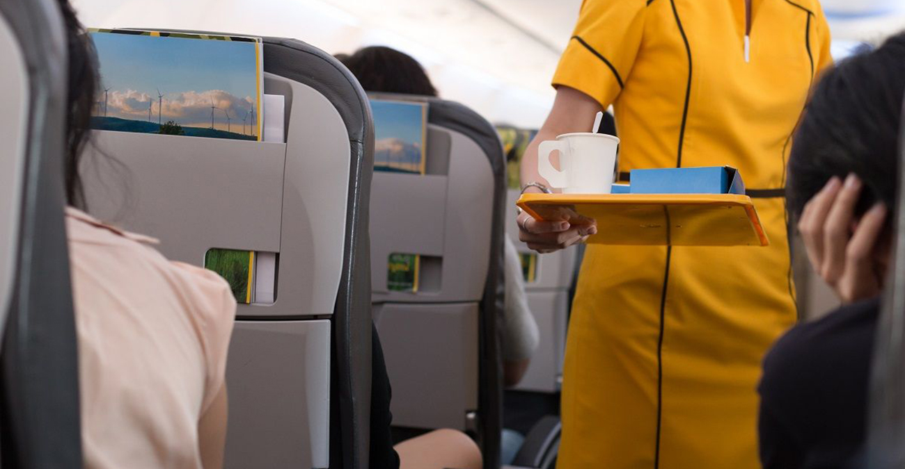 Γιατί δεν πρέπει να τρώτε το φαγητό που σας σερβίρουν στο αεροπλάνο – Πέντε μυστικά που μόνο οι αεροσυνοδοί ξέρουν