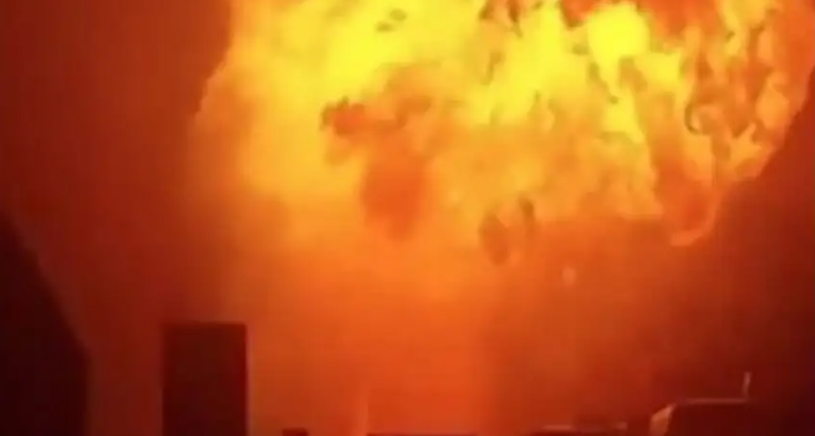 Σοκαριστικό video:  Βυτιοφόρο με υγροποιημένο αέριο συγκρούστηκε με φορτηγό σε αυτοκινητόδρομο - Η στιγμή της έκρηξης στην Ιταλία