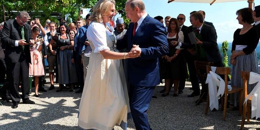 Χορευτής στο γάμο της αυστριακής ΥΠΕΞ ο Πούτιν
