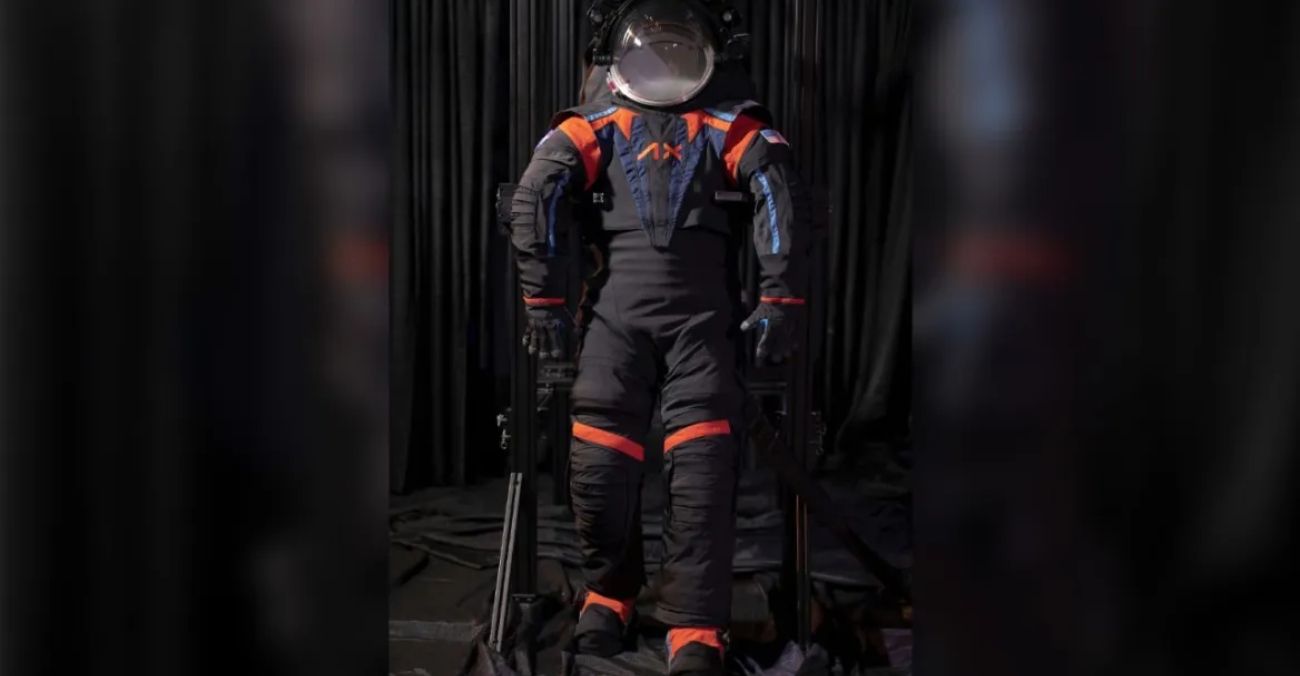 Δείτε βίντεο: Η NASA παρουσίασε τη νέα διαστημική στολή για την αποστολή στο φεγγάρι