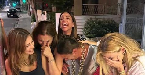 Κύπριες παρουσιάστριες δακρυσμένες από το γέλιο στη μέση του δρόμου