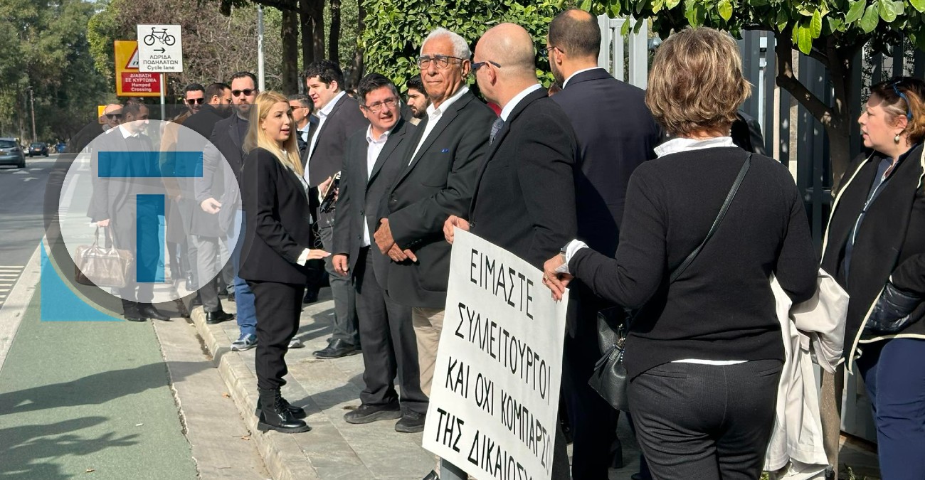 Έξω από τη Βουλή οι δικηγόροι - «Eίμαστε συλλειτουργοί κι όχι κομπάρσοι της Δικαιοσύνης» -Δείτε φωτογραφίες 