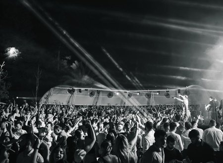 Σου αρέσουν τα τραγούδια '80s και '90s; Ένα ρετρό πάρτι πάνω στην παραλία, που δεν πρέπει να χάσεις