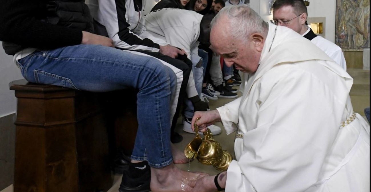 Πάπας Φραγκίσκος: Έπλυνε τα πόδια 12 κρατουμένων στις φυλακές ανηλίκων