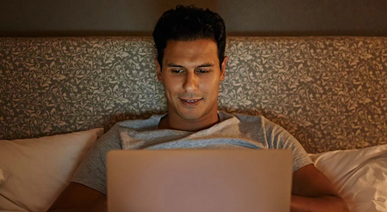 Πώς το ξενύχτι αυξάνει τον καρδιαγγειακό κίνδυνο - Τι δείχνει νέα μελέτη για τα «νυχτοπούλια»