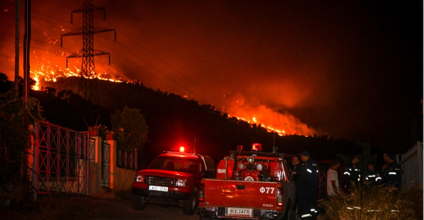 Φωτιά σε Κέρκυρα, Κάρυστο, Ρόδο: Συνεχίζεται η μάχη - Εκκενώθηκαν οικισμοί