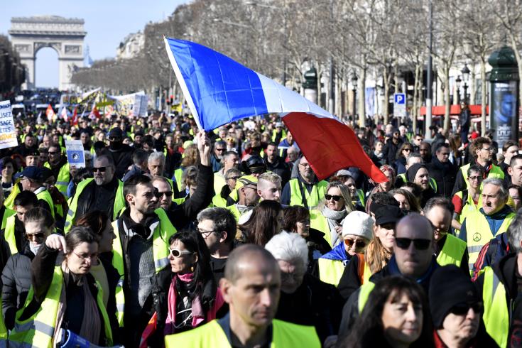 11.600 κίτρινα γιλέκα διαδήλωσαν σε όλη τη Γαλλία στην 15η ημέρα κινητοποιήσεων στη χώρα 