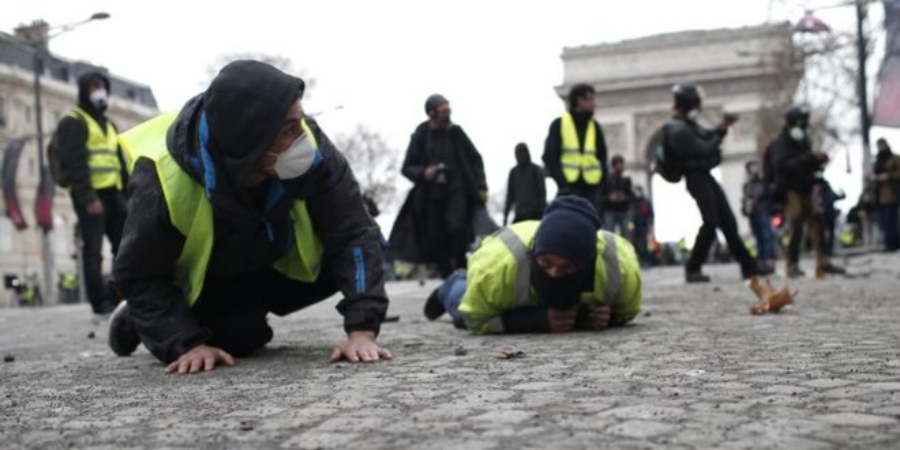 Σκληρές εικόνες: Διαδηλωτής Κίτρινων Γιλέκων έχασε το χέρι του από βομβίδα της αστυνομίας - ΒΙΝΤΕΟ