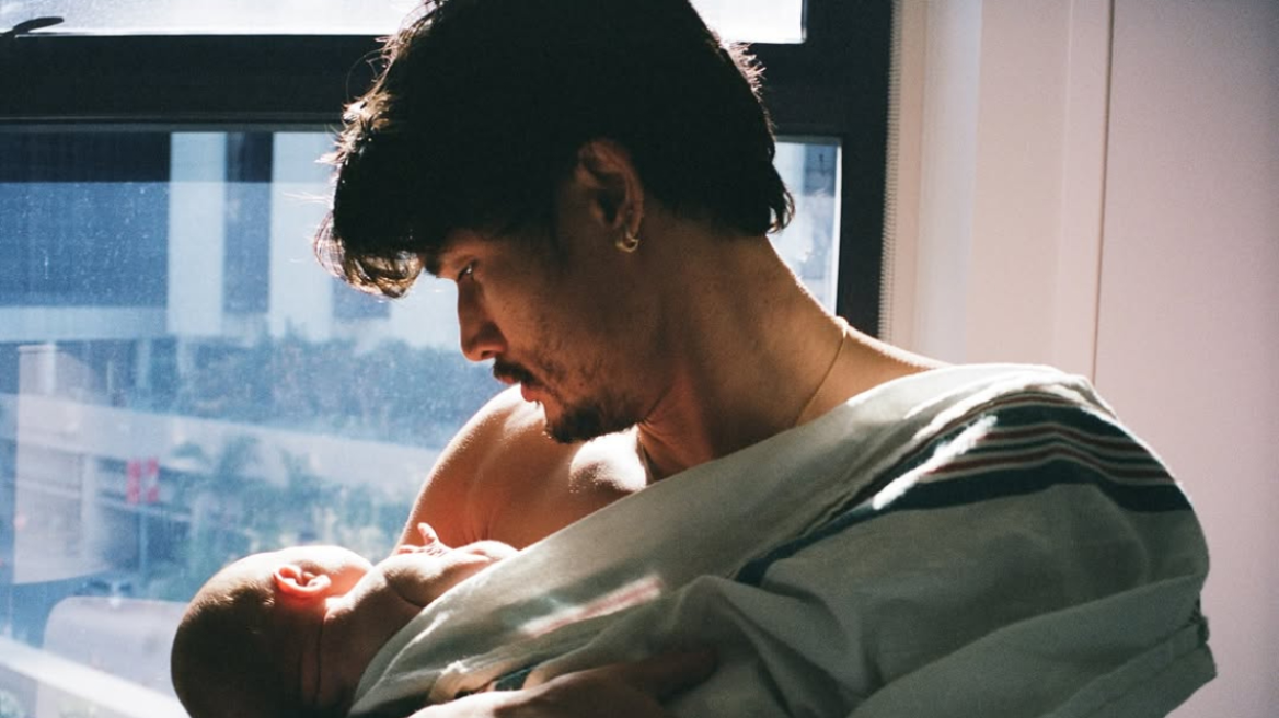 Ο Τσαρλς Μέλτον του «Riverdale» έγινε πατέρας για πρώτη φορά