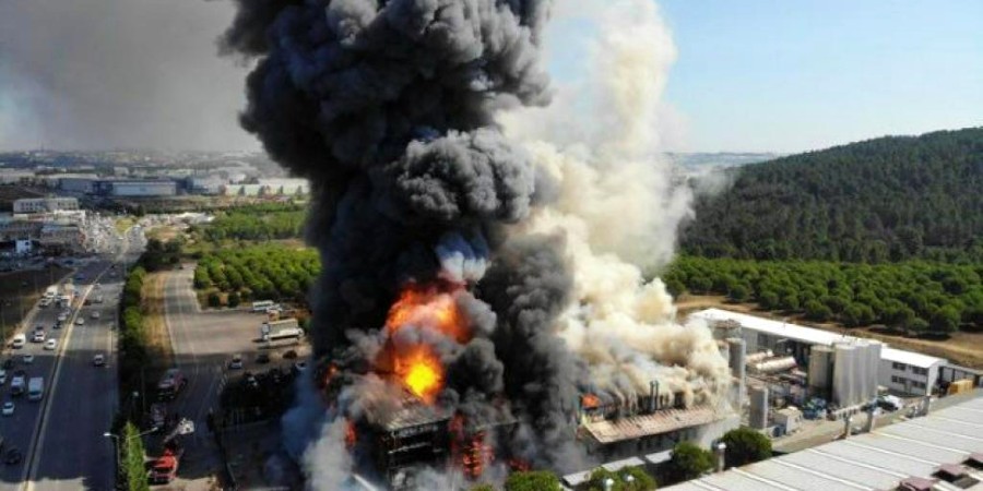 Χιλιάδες τόνοι πίσσας έξω από Αδριανούπολη λόγω έκρηξης σε εργοστάσιο