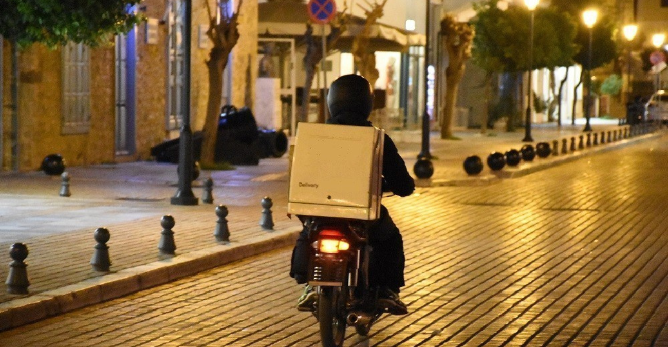 Τρόμος στη Λεμεσό: Άγνωστοι έβγαλαν μαχαίρι και έκλεψαν διανομέα φαγητού