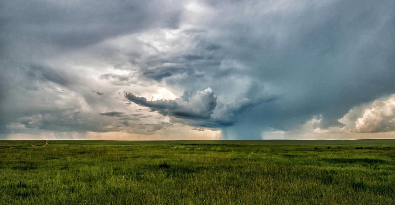 Καιρός με… ανατροπές: Σκόνη, βροχές και πιθανό χαλάζι στο «μενού»