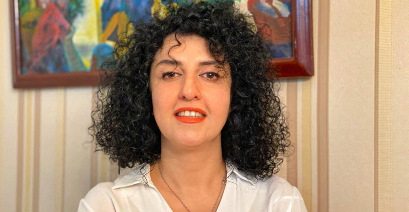 «Θα υψώσω ανάστημα για την ελευθερία και την ισότητα» – Η επιστολή της νομπελίστριας Ναργκίς Μοχαμαντί μέσα από τη φυλακή