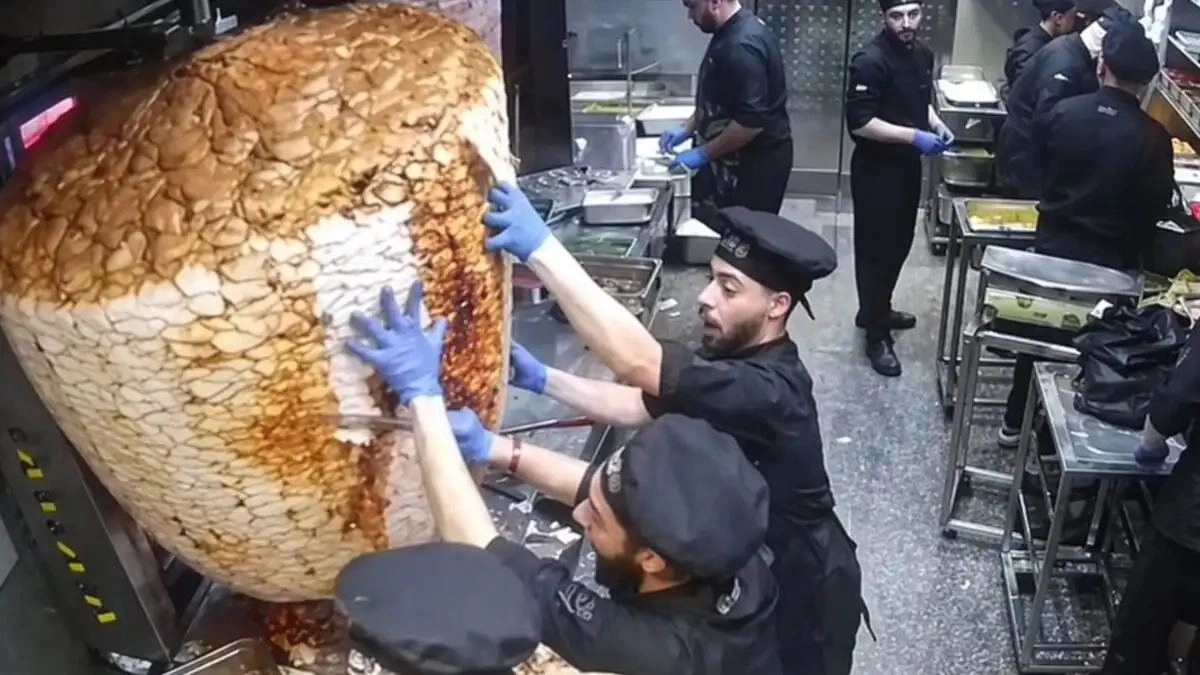 Video: Σουβλατζήδες παραλίγο να «πέσουν» ένδοξα: Τεράστιος γύρος πήγε να τους καταπλακώσει