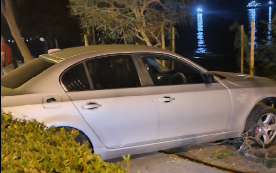 Αυτοκίνητο κατέληξε στον παραλιακό πεζόδρομο της Λεμεσού – Από θαύμα δεν υπήρξαν τραυματισμοί – Δείτε βίντεο και φωτογραφίες