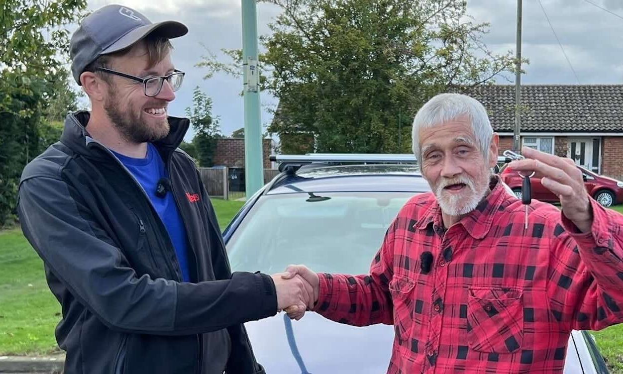 Συγκινητικό δώρο: Καθάρισε τον κήπο ενός ανθρώπου και... του άλλαξε τη ζωή