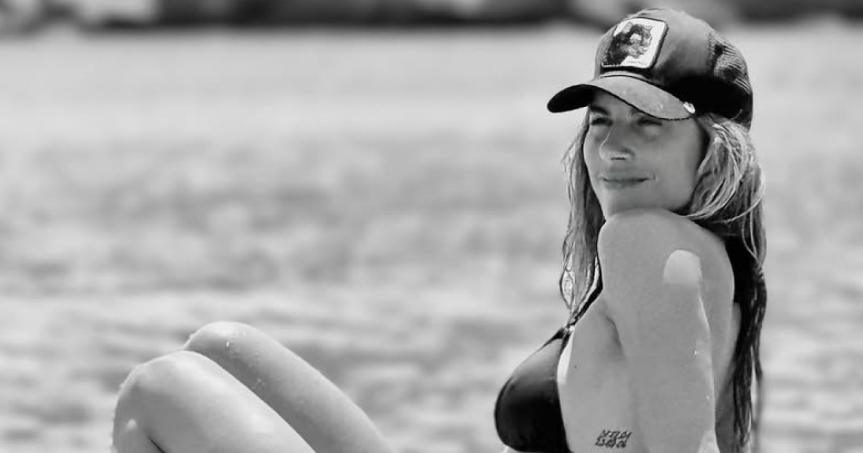 Η Ντορέττα Παπαδημητρίου πόζαρε «on the rocks» σε παραλία της Ίου - Δείτε φωτογραφίες