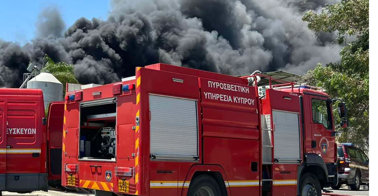 VIDEO: Μάχη με τις φλόγες για ώρες στην Αραδίππου - Ολοσχερής η καταστροφή εργοστασίου – Τεράστιες οι ζημιές