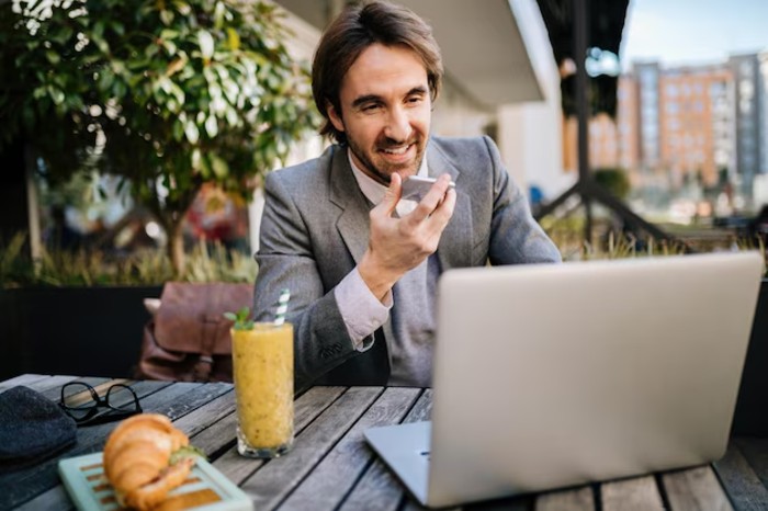 Σας έχει τύχει και εσάς; «Μάστιγα» το loudspeaker στα καφέ – «Ακουστικά παρακαλώ!»
