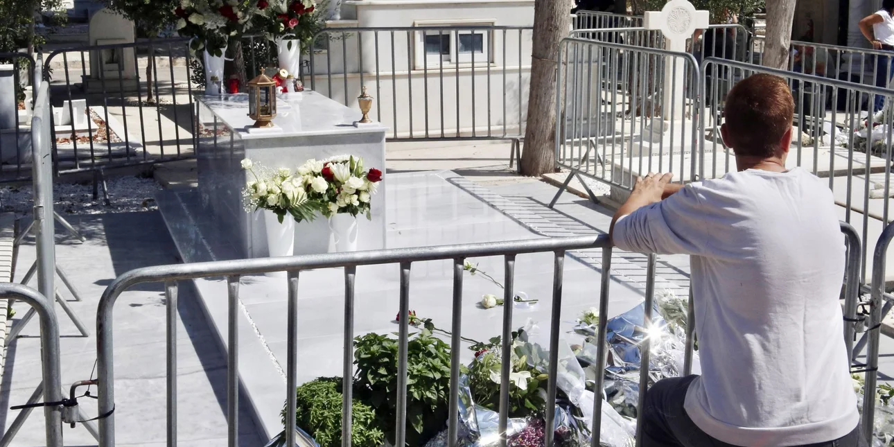 Πνευματικός του Γιώργου Μαζωνάκη άφησε στον τάφο του, το μοναχικό ράσο που φορούσε ο τραγουδιστής