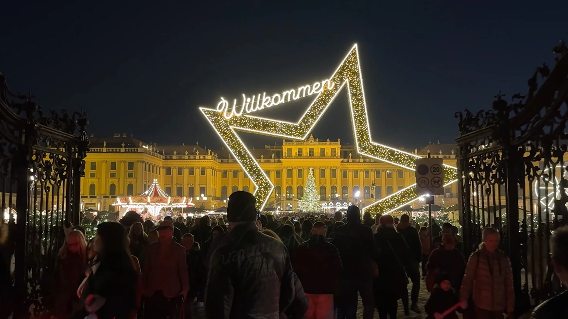 Παραμυθένιες εικόνες από τη Βιέννη: Άνοιξε η πρώτη χριστουγεννιάτικη αγορά στην Ευρώπη για το 2025 - Δείτε βίντεο
