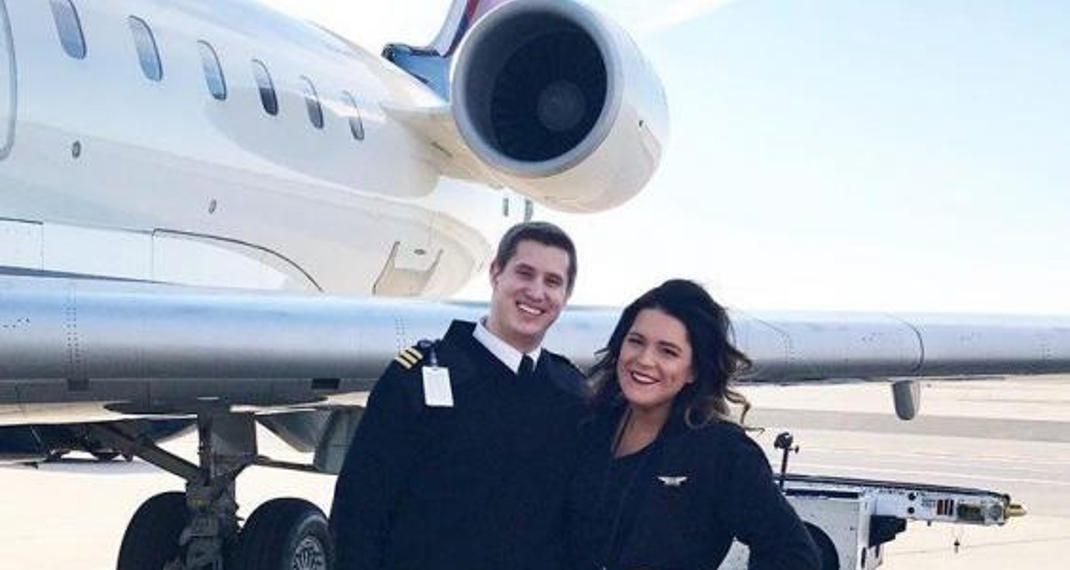 Πιλότος έκανε πρόταση γάμου σε αεροσυνοδό καθώς ενημέρωνε τους επιβάτες για την πτήση