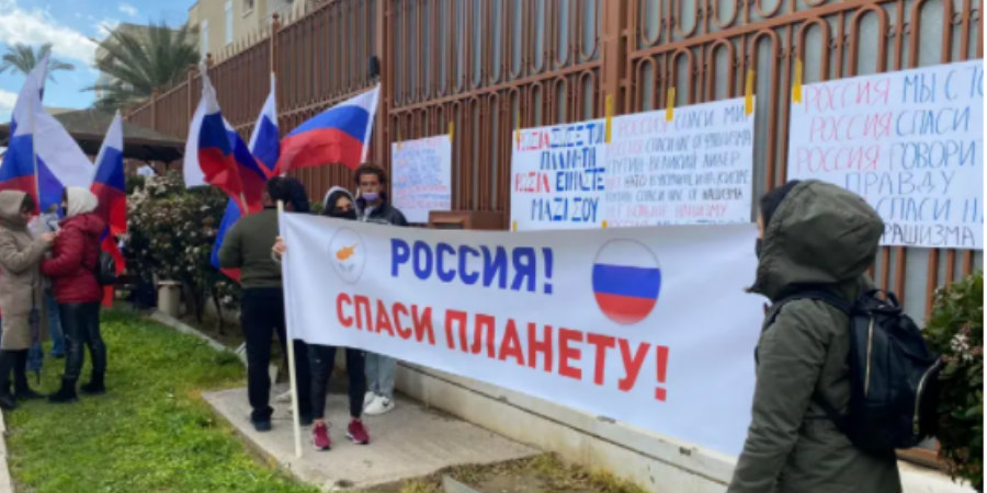 Διαδήλωση υπέρ της Ρωσίας και του πολέμου στη Λευκωσία - Φωτογραφίες με πανό που έγραφαν «Πούτιν μεγάλε Αρχηγέ» 