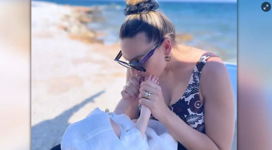 Ιωάννα Μαλέσκου: Με τη δύο μηνών κόρη της στην παραλία - Δείτε φωτογραφίες