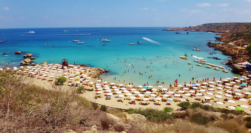 Πόσο κοστίζει πλέον μια μέρα στην παραλία στην Κύπρο; Ο λογαριασμός που «καίει» τους λουόμενους