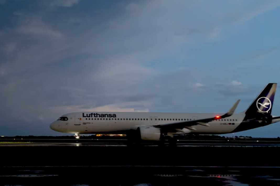 Τρομαχτικό αλλά και μαγευτικό σκηνικό στο αεροδρόμιο Λάρνακας - Έλαμψε ο ουρανός πριν την απογείωση - Δείτε βίντεο