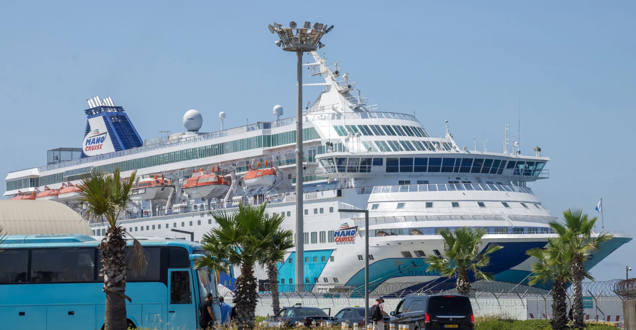 Crown Iris στο λιμάνι Λεμεσού: Αποβίβασε ξένους υπηκόους και αποπλέει με Ισραηλινούς 