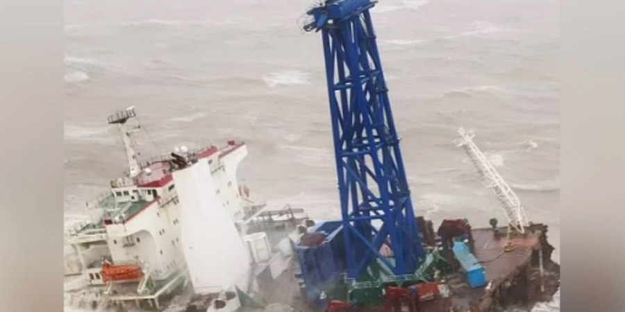 Θρίλερ στο Χονγκ Κονγκ: Τεράστιο πλοίο έσπασε στη μέση και βυθίστηκε - Δεκάδες οι αγνοούμενοι