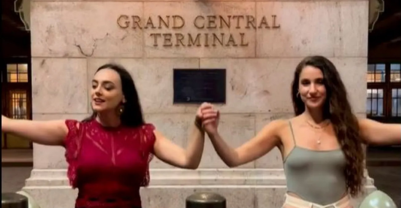 Νέα Υόρκη: Viral οι Κρητικοπούλες που χόρεψαν και τραγούδησαν έξω από το Grand Central Terminal - Δείτε βίντεο
