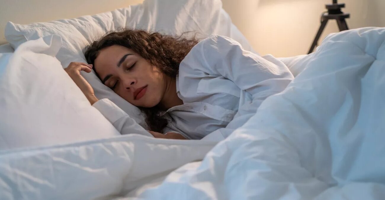 Κοιμάστε με αναμμένο φως; Πόσο βλάπτει η συνήθειά σας – Πέντε λόγοι που πρέπει να την αλλάξετε