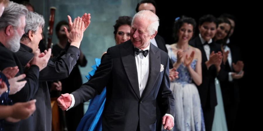 Στη σκηνή της Βασιλικής Όπερας του Λονδίνου ανέβηκε χειροκροτούμενος ο Βασιλιάς Κάρολος - Δείτε βίντεο
