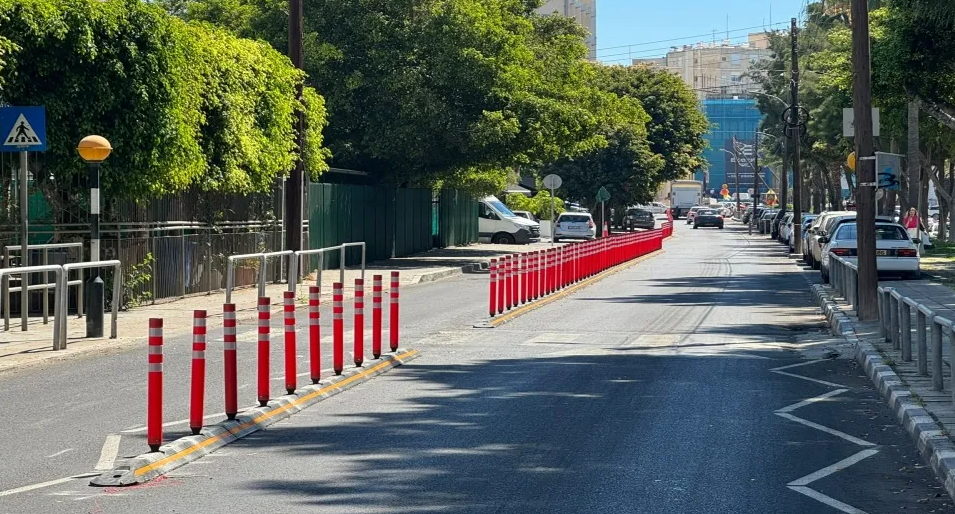 VIDEO: Λεμεσιανός πήρε τον νόμο στα χέρια του - Ξήλωσε τα πασσαλάκια σε γνωστή οδό